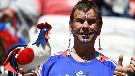 Un coq, des boucles d'oreille en forme de tour Eiffel et des pin's à gogo. Le catalogue 2018 de l'équipe de France a été dévoilé sur les&nbsp;podiums du stade de Kazan, samedi 16 juin, contre l'Australie. (FRANCK FIFE / AFP)