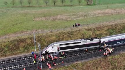 Un TGV&nbsp;Colmar-Paris&nbsp;a déraillé jeudi 5 mars dans le Bas-Rhin. Le conducteur se trouve dans un état grave et 22 personnes ont été blessées au total. (FRANCE 3)