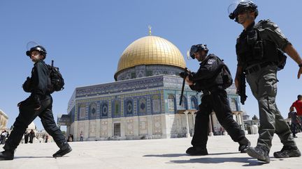 Des policiers israélien sur l'esplanade des Mosquées, le 11 août 2019, à Jérusalem.&nbsp; (AHMAD GHARABLI / AFP)