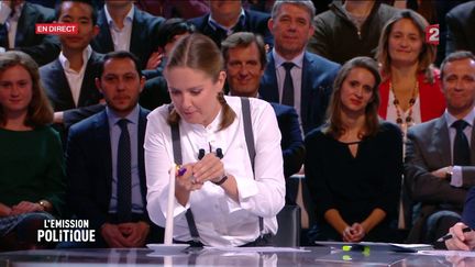 Charline Vanhoenacker allume un cierge pour François Fillon dans "L'Emission politique", sur France 2, le 27 octobre 2016. (FRANCE 2)