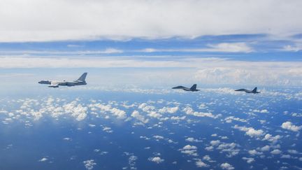 Des avions de l'armée chinoise en exercice militaire près de l'île de Taïwan, le 7 août 2022. (LI BINGYU / XINHUA / AFP)