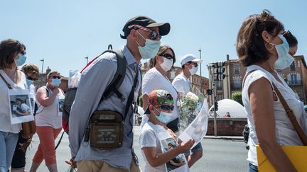 Cédric Jubillar (au centre) participe avec son fils à une marche à Albi (Tarn) le 12 juin 2021, suite à la disparition de l'infirmière de 33 ans en décembre 2020. (FRED SCHEIBER / AFP)