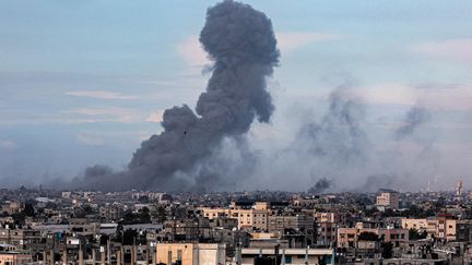 Prise de Rafah, une photo d'un bombardement israélien sur Khan Yunis au sud de la bande de Gaza, le 14 février 2024. (SAID KHATIB / AFP)