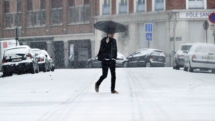 Une rue enneig&eacute;e de Lille (Nord), le 20 janvier 2013. (PHILIPPE HUGUEN / AFP)