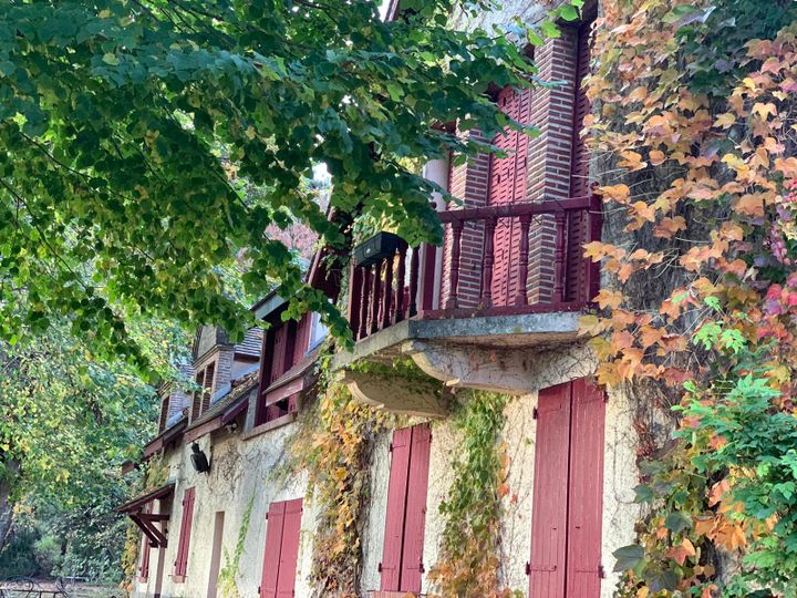 La maison de Maurice Genevoix et le balcon donnant sur son bureau, à Saint-Denis-de-l'Hôtel (Loiret). (Timour Ozturk / FRANCEINFO)