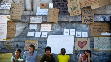 Des jeunes Espagnols et Portugais campent dans le centre de Lisbonne (Portugal), le 23 mai 2011, pour protester contre l'explosion du ch&ocirc;mage. (PATRICIA DE MELO MOREIRA / AFP)