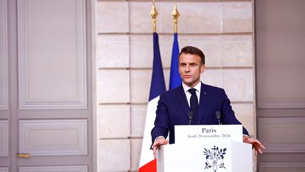 Le président Emmanuel Macron lors d'une conférence de presse à l'Elysée, le 28 novembre 2024, à Paris. (SARAH MEYSSONNIER / AFP)