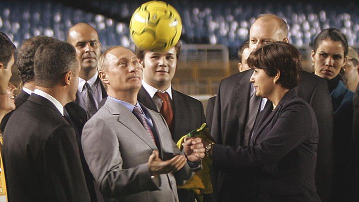 Le pr&eacute;sident russe, Vladimir Poutine, lors d'une visite au Br&eacute;sil, le 22 novembre 2004.&nbsp; (ANTONIO SCORZA / AFP)