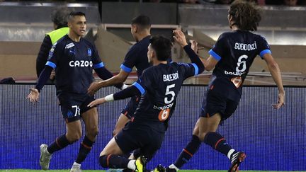 Les Marseillais exultent sur la pelouse de Monaco, le 13 novembre 2022. (VALERY HACHE / AFP)