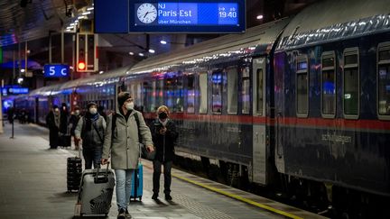 Passengers on the night train between Vienna and Paris, at Vienna central station, Austria, December 13, 2021. (JOE KLAMAR / AFP)