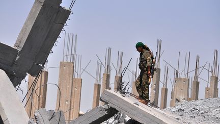 Une combattante kurde à 50 kilomètres de Raqqa, un des fiefs de l'organisation Etat islamique, le 10 juillet 2015. (DELIL SOULEIMAN / AFP)