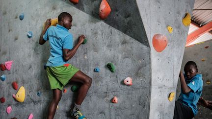 De jeunes grimpeurs néophytes avancent à tâtons sur le mur d'escalade de la salle Blue Sky. Cet entraînement gratuit d'une semaine leur a permis de faire leurs premiers pas sur un parcours à la fois fou et sécurisé à la verticale. Ces jeune malvoyants ou non-voyants ont ainsi pu repousser leurs limites, physiquement mais aussi mentalement. Ensemble, ils ont pu échanger, s'observer et débriefer leur ressenti personnel vis-à-vis d'une discipline entrée pour la première fois dans l'ère olympique. L'escalade sportive n'est toutefois pas encore à l'ordre du jour des prochains Jeux paralympiques de Tokyo en 2020. (Yasuyoschi Chiba / AFP )