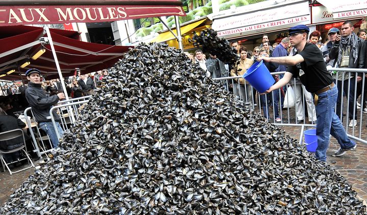 Des montagnes de moules sont englouties à chaque édition de la grande Braderie de Lille (ici en 2008). Elles sont désormais recyclées, notamment en dalles de carrelage. (PHILIPPE HUGUEN / AFP)