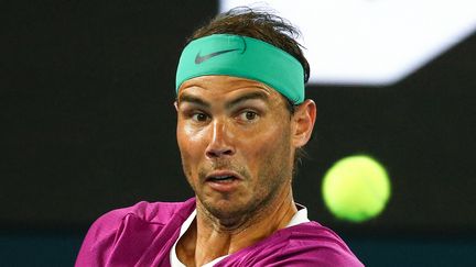 Rafael Nadal, lors de son troisième tour&nbsp;à l'Open d'Australie contre le Russe Karen Khachanov, le&nbsp;21 janvier 2022 à Melbourne. (AARON FRANCIS / AFP)