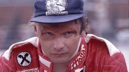 Niki Lauda lors d'une course en 1977, un an après son accident et sa greffe du visage.&nbsp; (SVEN SIMON / SVEN SIMON)