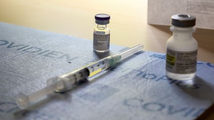 Iluustration d'une dose de vaccin contre le Covid-19 au Canada. (CARLOS OSORIO / POOL)