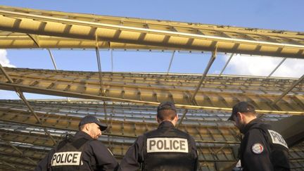 Policiers devant la Canopée des Halles
 (BOB DEWEL / ONLY FRANCE)