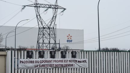 Banderole sur le site de Fessenheim, dénonçant la fermeture de la centrale, le 10 janvier 2017. (SEBASTIEN BOZON / AFP)