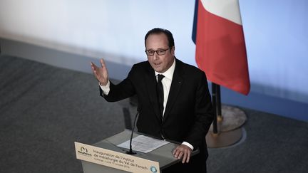 Lors de sa visite à Florange, en Moselle, lundi 17 octobre, François Hollande a inauguré le centre de recherche publique sur la sidérurgie MetaFensch. (FREDERIC FLORIN / AFP)