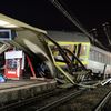 Le train Intercité 3657 Paris-Limoges sur une voie de la gare de Brétigny-sur-Orge (Essonne) après son déraillement, le 12 juillet 2013. (MARTIN BUREAU / AFP)