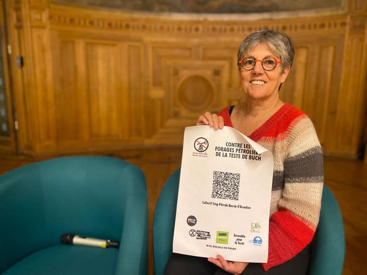 Natalie Hervé, l’une des portes-parole du Collectif "Stop Pétrole Bassin d’Arcachon", lors d’une réunion publique contre les projets de forage de nouveaux puits à l’Académie du climat à Paris, le 14 novembre 2024. (LAURIANE DELANOE / FRANCEINFO / RADIO FRANCE)