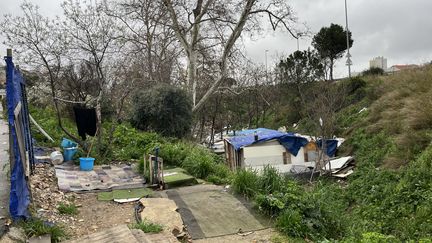 Le bidonville, installé en bordure de l'A7 dans le XVème arrondissement de Marseille, accueille une famille de 10 personnes. (YVAN PLANTEY / RADIO FRANCE)