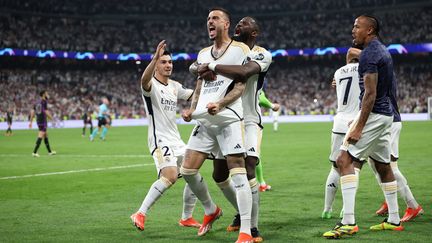 Joselu célèbre son deuxième but, synonyme de qualification pour la finale, avec ses coéquipiers lors de la demi-finale retour de Ligue des Champions entre le Real Madrid et le Bayern Munich, le 8 mai 2024. (THOMAS COEX / AFP)