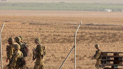 Des soldats israéliens patrouillent près de la clôture du kibboutz Nir Oz, dans le sud d'Israël, le 9 novembre 2023. (GIL COHEN-MAGEN / AFP)