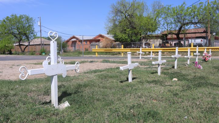 Le cimetière du comté de Maverick, à Eagle Pass, le 8 mars 2024. Des exilés non identifiés y ont été enterrés sous des croix sans nom. (ELISE LAMBERT / FRANCEINFO)