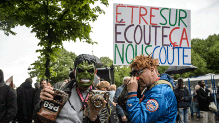 &nbsp; (une manifestation s'est déroulée dans la soirée ce lundi à l'appel de 18 organisations, syndicats, magistrats, journalistes ou encore politiques © maxppp)