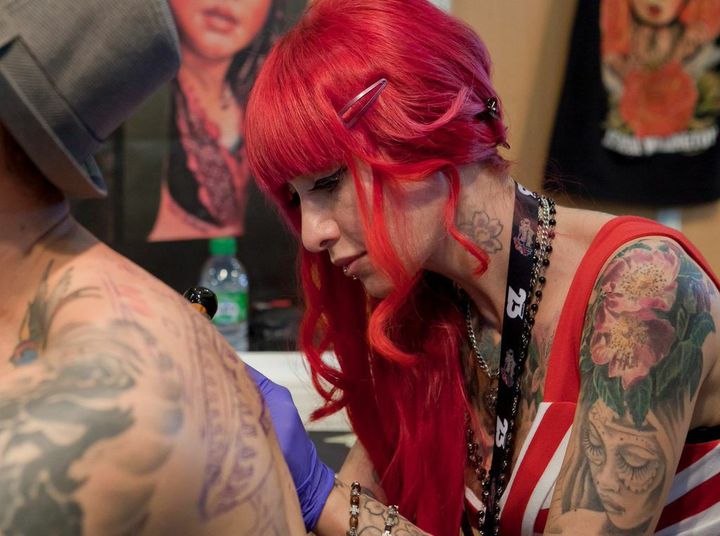 Une artiste de l'aiguille au Mondial du Tatouage.
 (Jean-Gabriel Aubert)