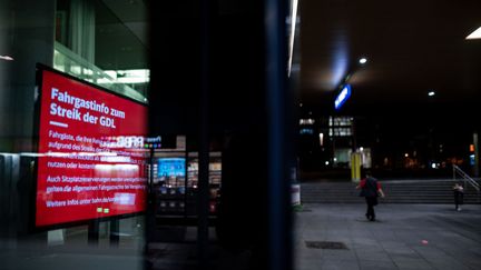 Le syndicat allemand des cheminots GDL en grève réclame 12% d'augmentation des salaires. Le syndicat Verdi, est un peu moins gourmand, et demande 10,5% minimum, soit 500 € par mois. Le patronat a du mal à suivre. (Illustration) (FABIAN STRAUCH / PICTURE ALLIANCE / GETTY IMAGES)