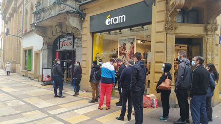 Des clients attendent devant des boutiques à Metz, avant le reconfinement, le 29 octobre 2020 (illustration). (NATACHA KADUR / RADIO FRANCE)