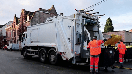 Pour limiter les déchets, de nombreuses communes ont pris la décision de faire payer les poubelles au poids. Autrement dit, plus vous jetez, plus ça vous coûte cher. (France 2)