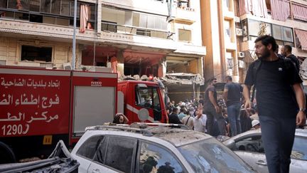 Des secouristes interviennent dans un bâtiment touché par une frappe israélienne dans la banlieue sud de Beyrouth (Liban), le 20 septembre 2024. (ANWAR AMRO / AFP)