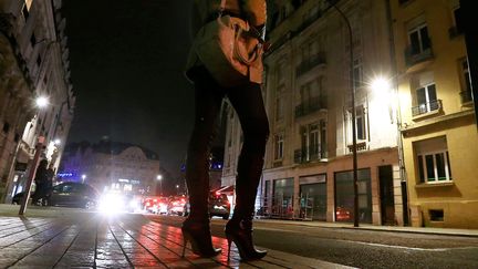 Une prostitu&eacute;e dans une rue de Metz (Moselle), le 6 d&eacute;cembre 2014. (MAXPPP)