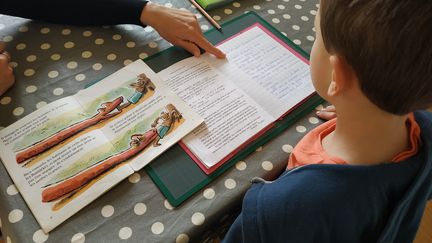 Un écolier fait ses devoirs à la maison. Photo d'illustration. (XAVIER LOUVEL / RADIO FRANCE)