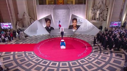 Un destin, un engagement, une Américaine devenue Française. Emmanuel Macron et les Français ont rendu un hommage vibrant à Joséphine Baker. Elle est devenue la première femme noire au Panthéon, le 30 novembre 2021.
 (CAPTURE ECRAN / FRANCEINFO)