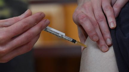 Daniel, 80 ans, reçoit une des premières doses de vaccin contre de Covid-19&nbsp;Pfizer-BioNTech administrées en France, dans un Ehpad de Dijon, dimanche 27 décembre 2020. (PHILIPPE DESMAZES / POOL)