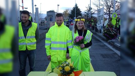 Deux "gilets jaunes" se marient symboliquement&nbsp;au péage de Séméac, près de Tarbes (Hautes-Pyrénées), le 8 décembre 2018. (JACQUES COMTE / TWITTER)