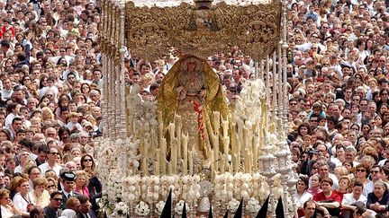 Le 18 avril 2003, la Vierge de la confrérie de la Macarena en procession dans les rues de Séville à l’occasion de la Semaine Sainte. Précédant le dimanche de Pâques, la Semaine Sainte de Séville, en Andalousie, est la célébration religieuse la plus importante de la ville, et l'une des plus célèbres d'Espagne. A la différence des fêtes païennes, le recueillement est plutôt de mise pour ce genre de cérémonies. En ce début du XXIe siècle, si le monde a tendance à se séculariser, les cérémonies religieuses attirent pourtant de plus en plus de participants.
 
 
 
 (AFP/Cristina Quickler)