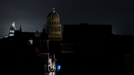 Le Capitole national, à La Havane (Cuba), pendant une coupure de courant, le 27 septembre 2022. (YAMIL LAGE / AFP)