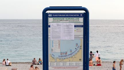 L'arrêté anti-burkini diffusé sur la plage de&nbsp;Ponchettes à Nice le 19 août&nbsp;2016 (JEAN CHRISTOPHE MAGNENET / AFP)