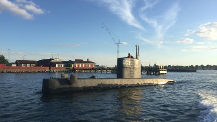 Le "Nautilus UC3" est acheminé dans le port de Copenhague (Danemark), le 11 août 2017, après avoir coulé puis été renfloué par l'armée. (ANDERS VALDSTED / SCANPIX DENMARK / AFP)