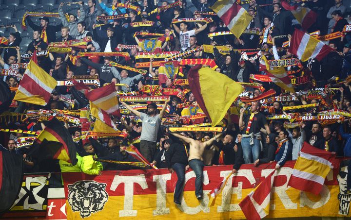 Les supporters lensois ne pourront pas faire le déplacement à Pierre-Mauroy ce dimanche soir (DENIS CHARLET / AFP)