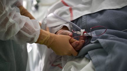 Un patient atteint de Covid-19 au service de soins intensifs de l'hôpital Pasteur à Colmar, le 22 avril 2021. Photo d'illustration. (SEBASTIEN BOZON / AFP)