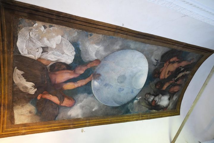 Peinture du Caravage sur le plafond de la loge de la&nbsp;Villa Boncompagni Ludovisi.&nbsp;Autour du globe céleste : les frères Jupiter (assis sur un aigle), Pluton (avec une fourche au pied duquel est assis un cerbère, chien à trois têtes) et Neptune (avec un trident). Vue trompe-l'oeil en contre-plongée. (GREGORIO BORGIA/AP/SIPA / SIPA)