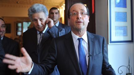 Fran&ccedil;ois Hollande et l'ancien pr&eacute;sident Ahmed Ben Bella lors d'une visite &agrave; Alger, en d&eacute;cembre 2010. (FAYEZ NURELDINE / AFP)