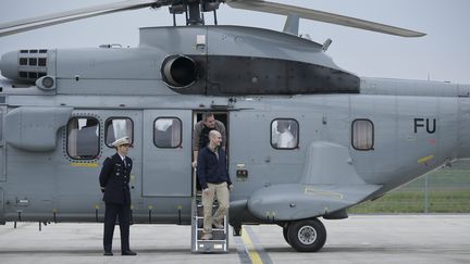 Otages du groupe État islamique en Syrie entre 2013 et 2014, Nicolas Hénin,&nbsp;Didier François,&nbsp;Pierre Torrès et Edouard Elias ont été libérés le&nbsp;18 avril 2014, après dix mois de captivité. Ci-contre, Nicolas Hénin (premier plan) et&nbsp;Didier François (second plan) à leur descente d'avion à l'aéroport de Villacoublay, près de Paris, le 20 avril 2014.&nbsp; (THOMAS PADILLA / MAXPPP)