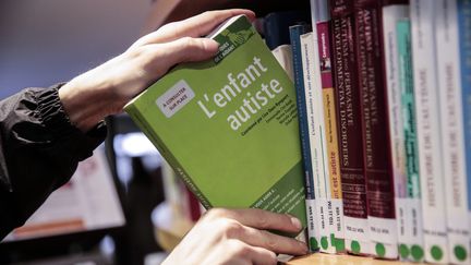 Une personne consulte un livre au&nbsp;centre de ressources sur l'autisme, à Paris. Photo d'illustration. (CHRISTOPHE MORIN / MAXPPP)